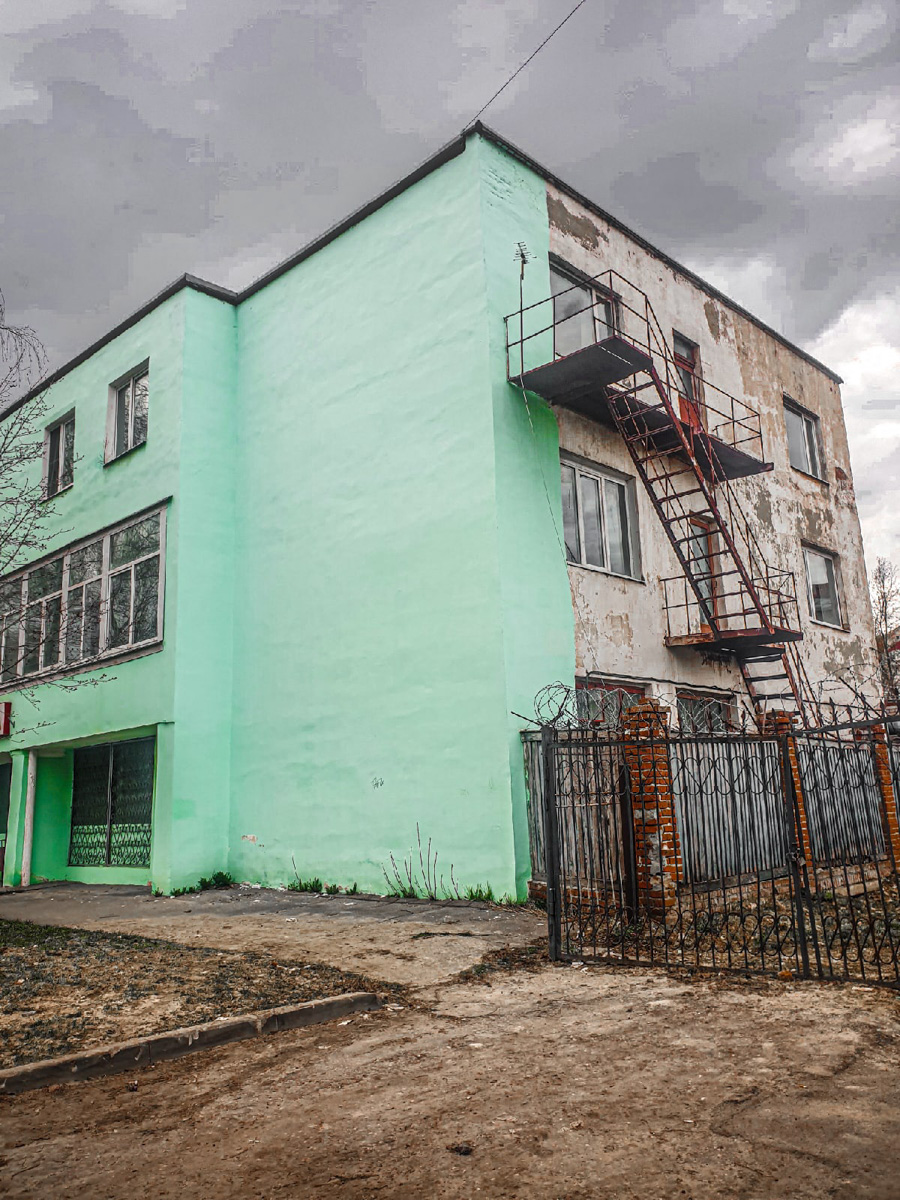 Маскирующие баннеры на старых зданиях, неуместные вентфасады, недорисованные «зебры» – наши улицы умеют удивлять! Пока город преображается совместными усилиями специально обученных людей, прогуляемся по нему, чтобы насладиться шедеврами ремонта в стиле «и так сойдет».