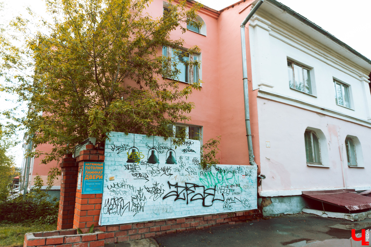 Маскирующие баннеры на старых зданиях, неуместные вентфасады, недорисованные «зебры» – наши улицы умеют удивлять! Пока город преображается совместными усилиями специально обученных людей, прогуляемся по нему, чтобы насладиться шедеврами ремонта в стиле «и так сойдет».