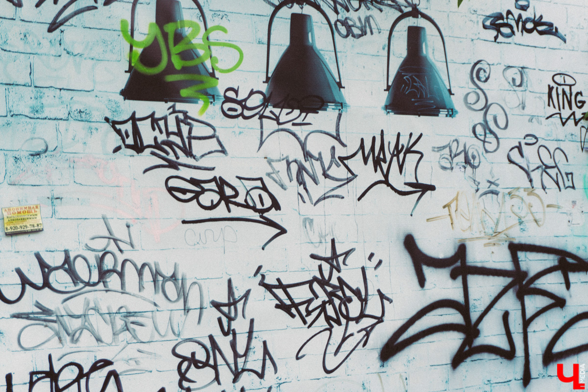 Маскирующие баннеры на старых зданиях, неуместные вентфасады, недорисованные «зебры» – наши улицы умеют удивлять! Пока город преображается совместными усилиями специально обученных людей, прогуляемся по нему, чтобы насладиться шедеврами ремонта в стиле «и так сойдет».