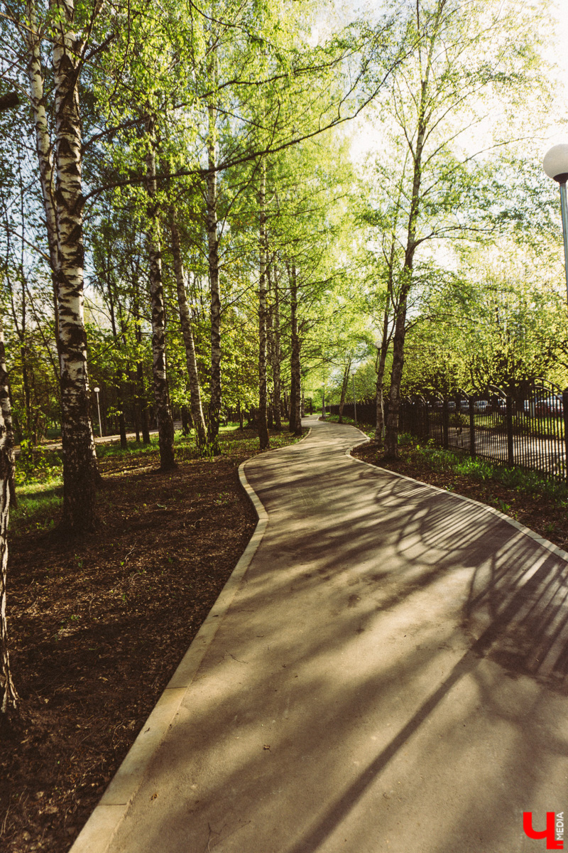 Маскирующие баннеры на старых зданиях, неуместные вентфасады, недорисованные «зебры» – наши улицы умеют удивлять! Пока город преображается совместными усилиями специально обученных людей, прогуляемся по нему, чтобы насладиться шедеврами ремонта в стиле «и так сойдет».