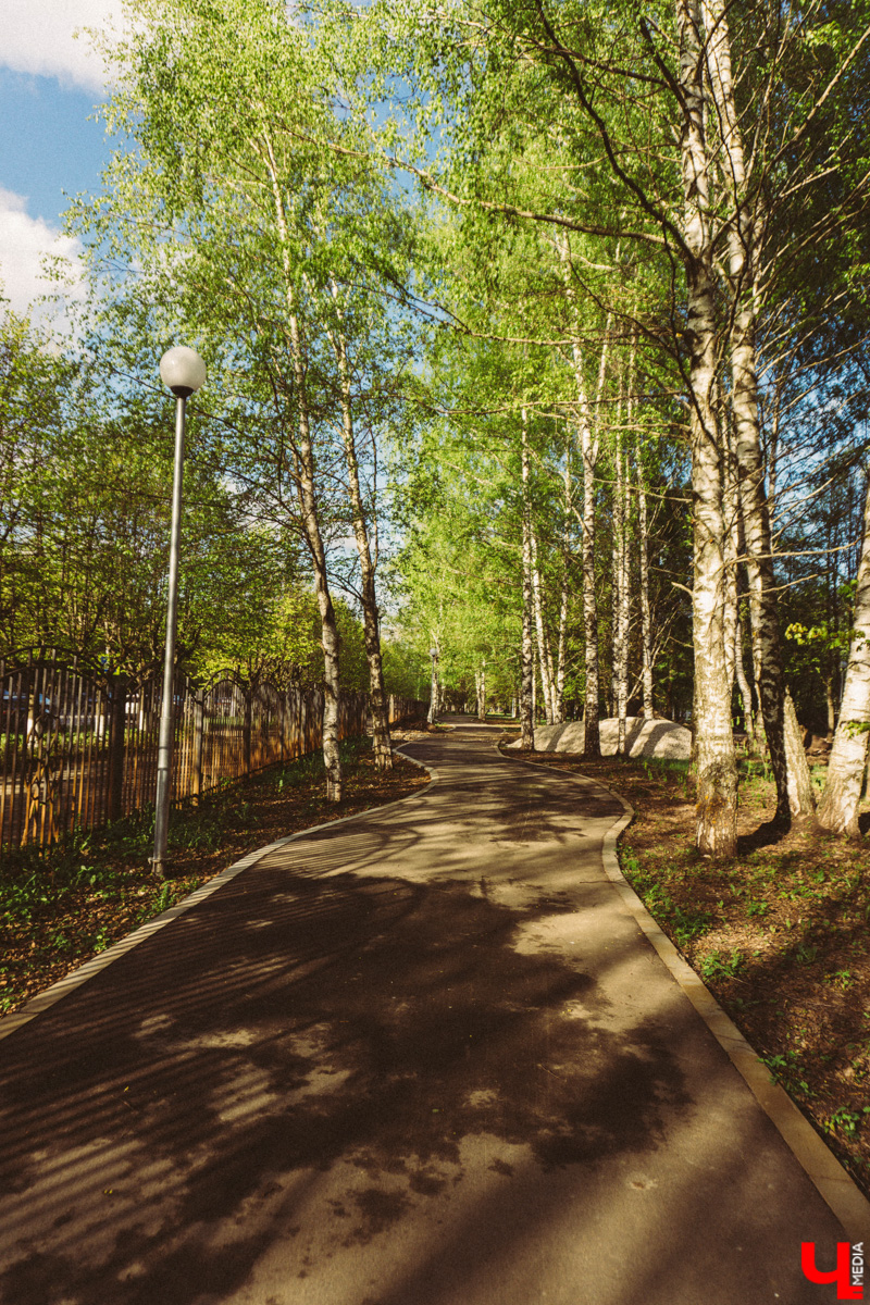 Маскирующие баннеры на старых зданиях, неуместные вентфасады, недорисованные «зебры» – наши улицы умеют удивлять! Пока город преображается совместными усилиями специально обученных людей, прогуляемся по нему, чтобы насладиться шедеврами ремонта в стиле «и так сойдет».