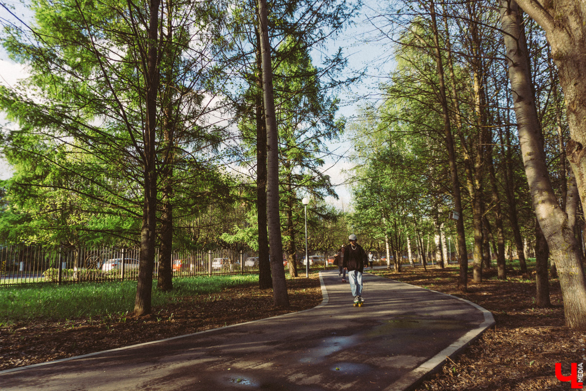 Маскирующие баннеры на старых зданиях, неуместные вентфасады, недорисованные «зебры» – наши улицы умеют удивлять! Пока город преображается совместными усилиями специально обученных людей, прогуляемся по нему, чтобы насладиться шедеврами ремонта в стиле «и так сойдет».