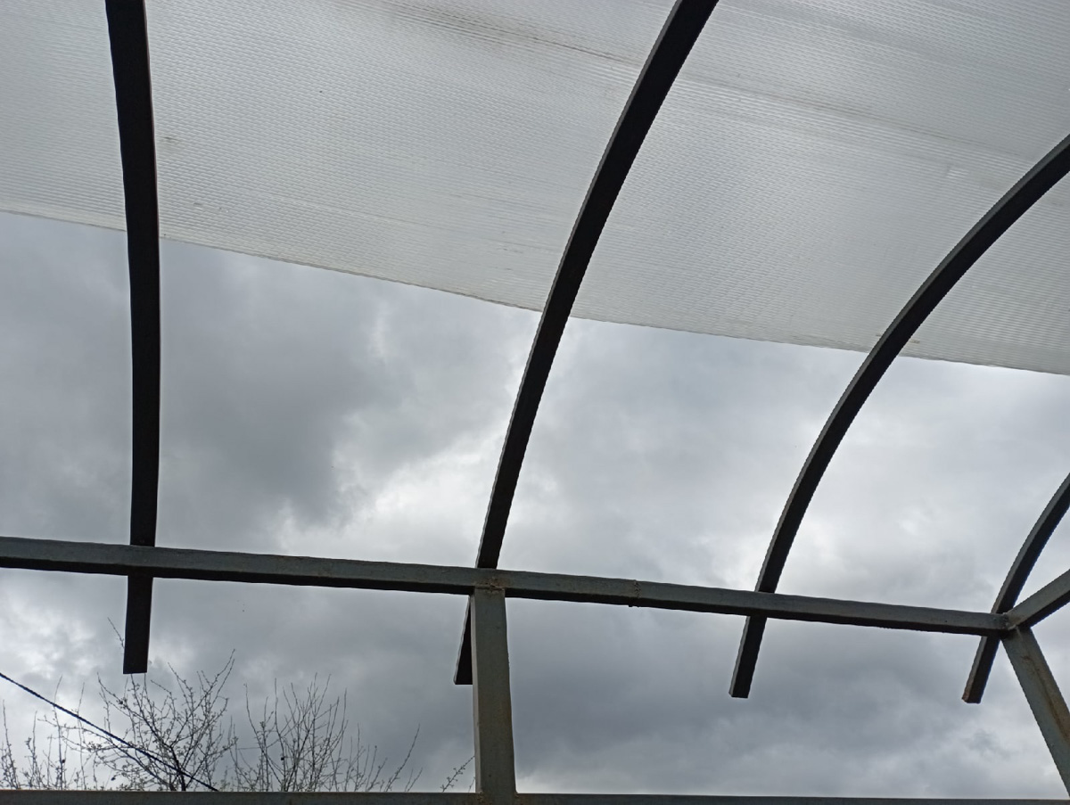 Маскирующие баннеры на старых зданиях, неуместные вентфасады, недорисованные «зебры» – наши улицы умеют удивлять! Пока город преображается совместными усилиями специально обученных людей, прогуляемся по нему, чтобы насладиться шедеврами ремонта в стиле «и так сойдет».