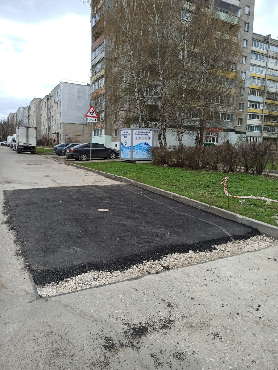 Маскирующие баннеры на старых зданиях, неуместные вентфасады, недорисованные «зебры» – наши улицы умеют удивлять! Пока город преображается совместными усилиями специально обученных людей, прогуляемся по нему, чтобы насладиться шедеврами ремонта в стиле «и так сойдет».