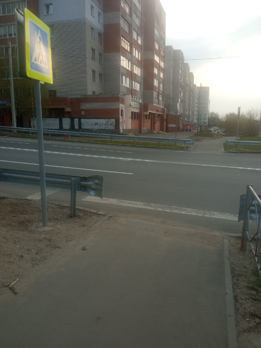 Маскирующие баннеры на старых зданиях, неуместные вентфасады, недорисованные «зебры» – наши улицы умеют удивлять! Пока город преображается совместными усилиями специально обученных людей, прогуляемся по нему, чтобы насладиться шедеврами ремонта в стиле «и так сойдет».