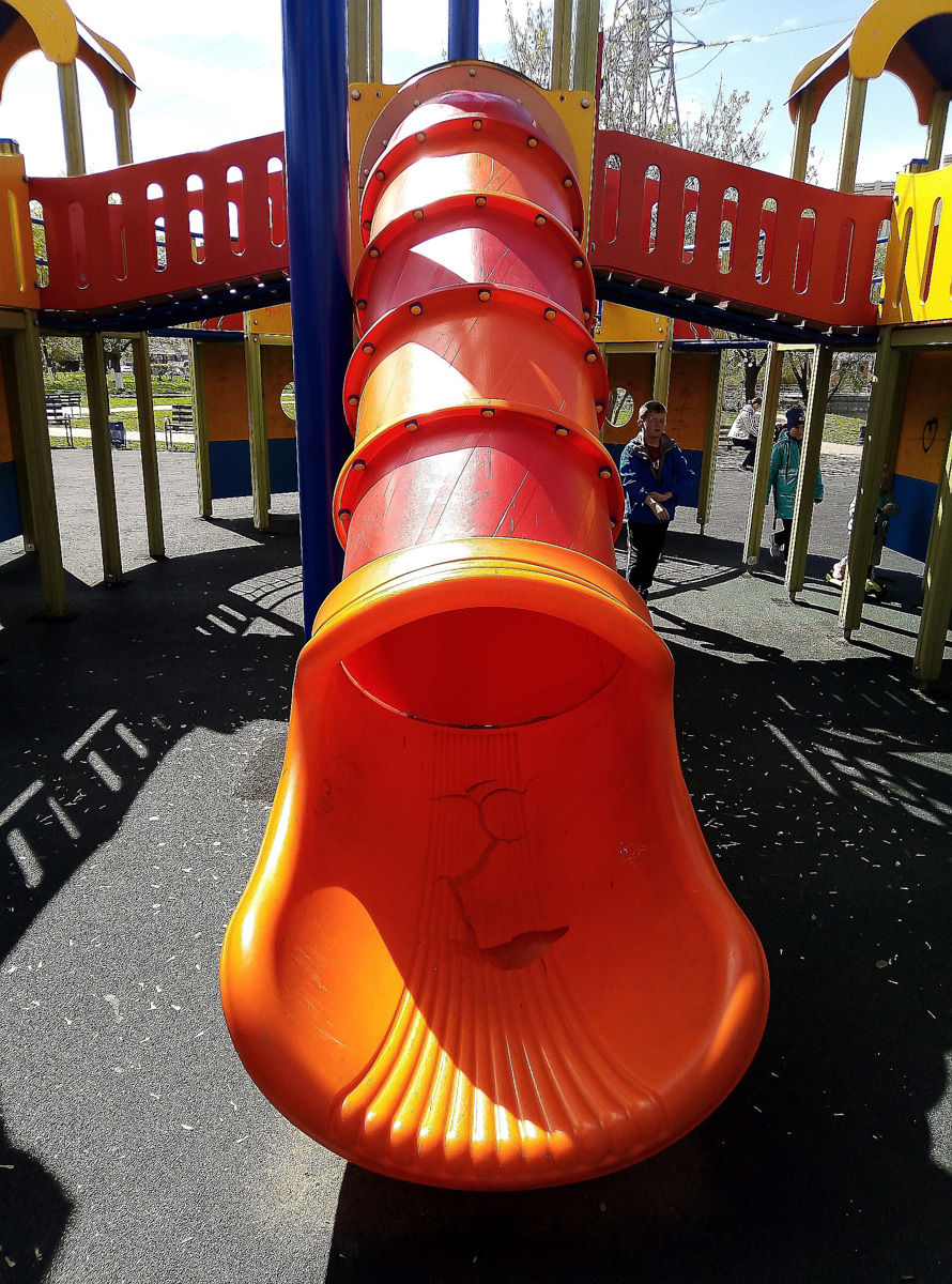 Маскирующие баннеры на старых зданиях, неуместные вентфасады, недорисованные «зебры» – наши улицы умеют удивлять! Пока город преображается совместными усилиями специально обученных людей, прогуляемся по нему, чтобы насладиться шедеврами ремонта в стиле «и так сойдет».