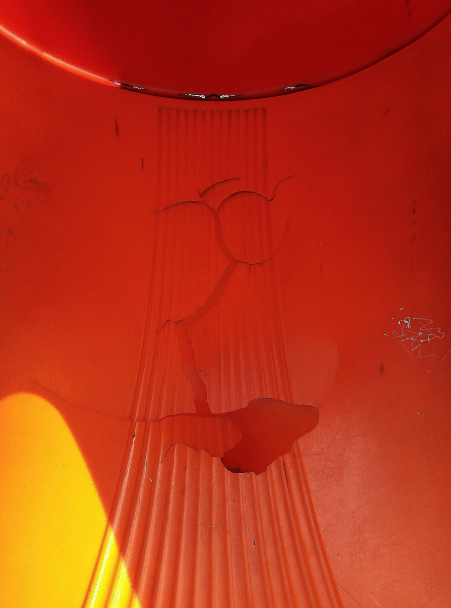 Маскирующие баннеры на старых зданиях, неуместные вентфасады, недорисованные «зебры» – наши улицы умеют удивлять! Пока город преображается совместными усилиями специально обученных людей, прогуляемся по нему, чтобы насладиться шедеврами ремонта в стиле «и так сойдет».