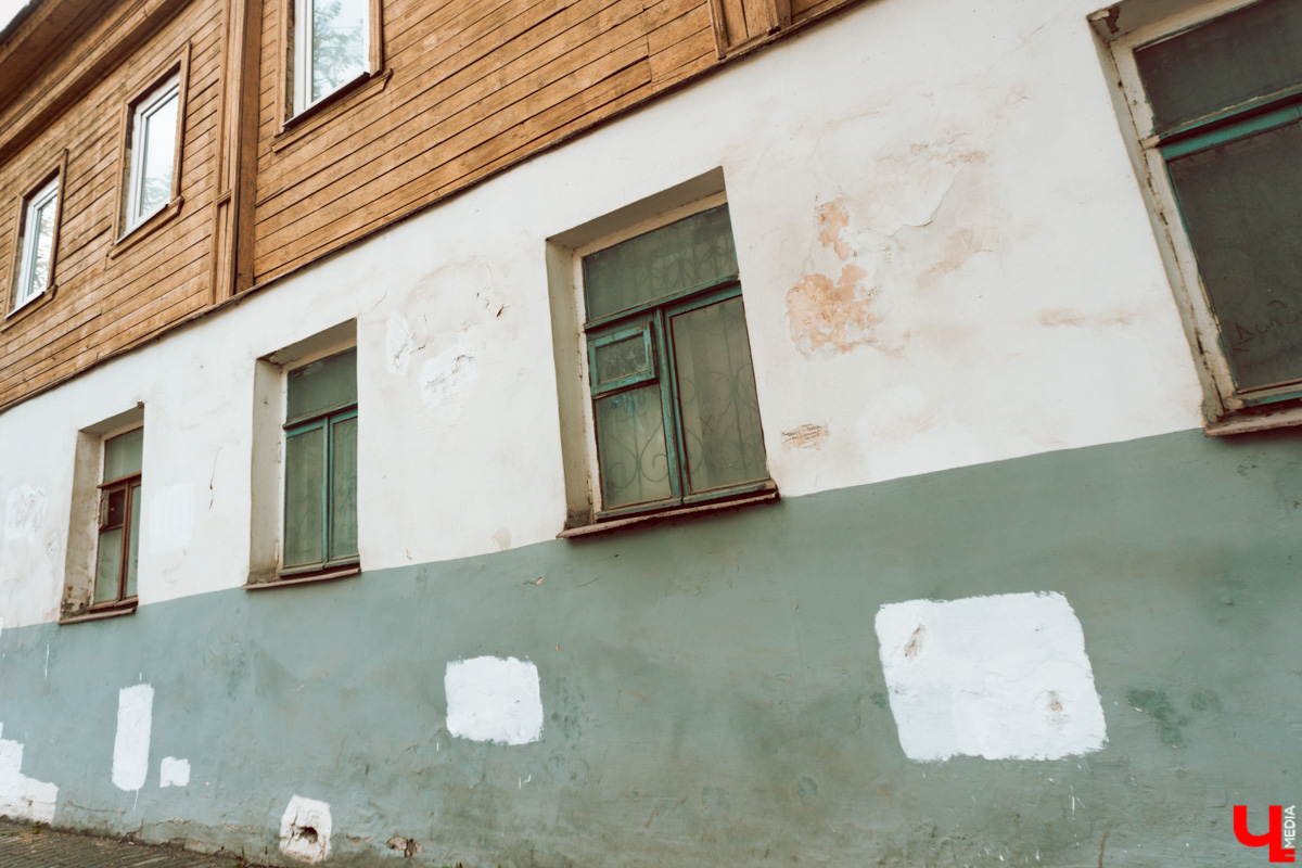 Маскирующие баннеры на старых зданиях, неуместные вентфасады, недорисованные «зебры» – наши улицы умеют удивлять! Пока город преображается совместными усилиями специально обученных людей, прогуляемся по нему, чтобы насладиться шедеврами ремонта в стиле «и так сойдет».