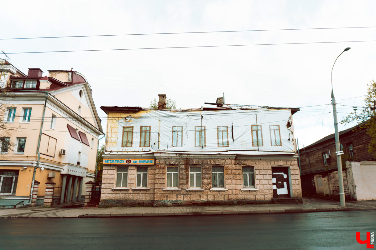 Маскирующие баннеры на старых зданиях, неуместные вентфасады, недорисованные «зебры» – наши улицы умеют удивлять! Пока город преображается совместными усилиями специально обученных людей, прогуляемся по нему, чтобы насладиться шедеврами ремонта в стиле «и так сойдет».