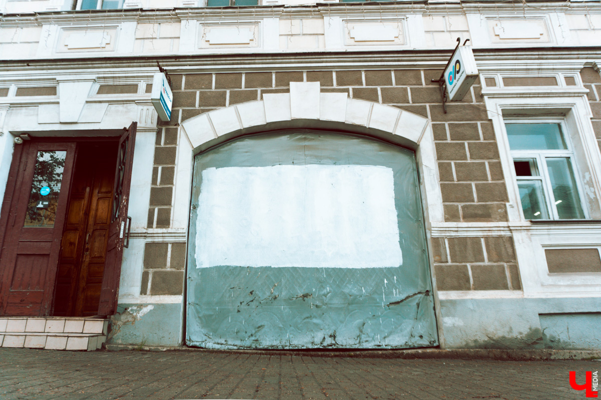 Маскирующие баннеры на старых зданиях, неуместные вентфасады, недорисованные «зебры» – наши улицы умеют удивлять! Пока город преображается совместными усилиями специально обученных людей, прогуляемся по нему, чтобы насладиться шедеврами ремонта в стиле «и так сойдет».