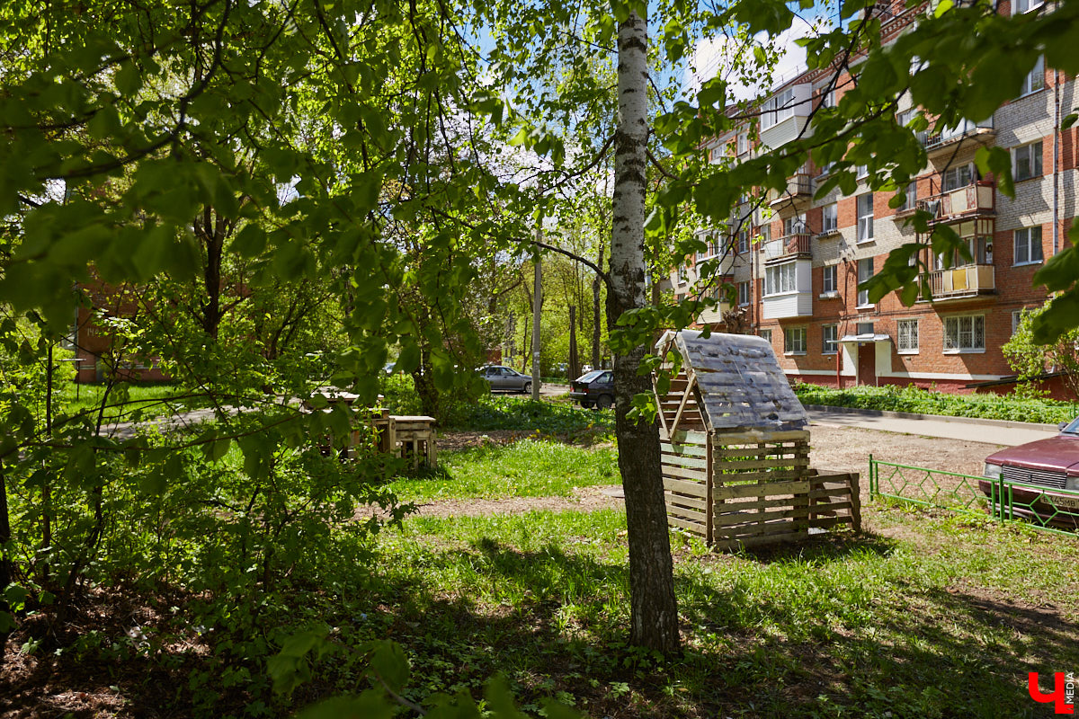 Маскирующие баннеры на старых зданиях, неуместные вентфасады, недорисованные «зебры» – наши улицы умеют удивлять! Пока город преображается совместными усилиями специально обученных людей, прогуляемся по нему, чтобы насладиться шедеврами ремонта в стиле «и так сойдет».