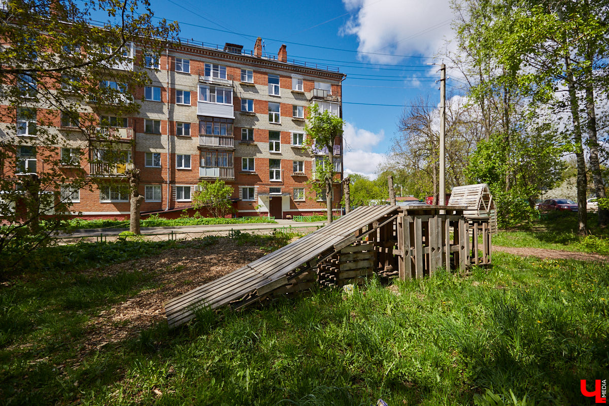 Маскирующие баннеры на старых зданиях, неуместные вентфасады, недорисованные «зебры» – наши улицы умеют удивлять! Пока город преображается совместными усилиями специально обученных людей, прогуляемся по нему, чтобы насладиться шедеврами ремонта в стиле «и так сойдет».