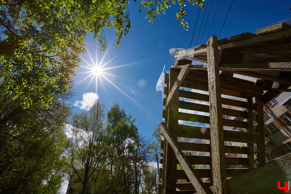 Маскирующие баннеры на старых зданиях, неуместные вентфасады, недорисованные «зебры» – наши улицы умеют удивлять! Пока город преображается совместными усилиями специально обученных людей, прогуляемся по нему, чтобы насладиться шедеврами ремонта в стиле «и так сойдет».