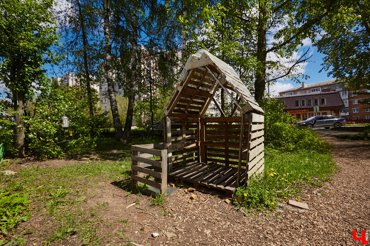 Маскирующие баннеры на старых зданиях, неуместные вентфасады, недорисованные «зебры» – наши улицы умеют удивлять! Пока город преображается совместными усилиями специально обученных людей, прогуляемся по нему, чтобы насладиться шедеврами ремонта в стиле «и так сойдет».