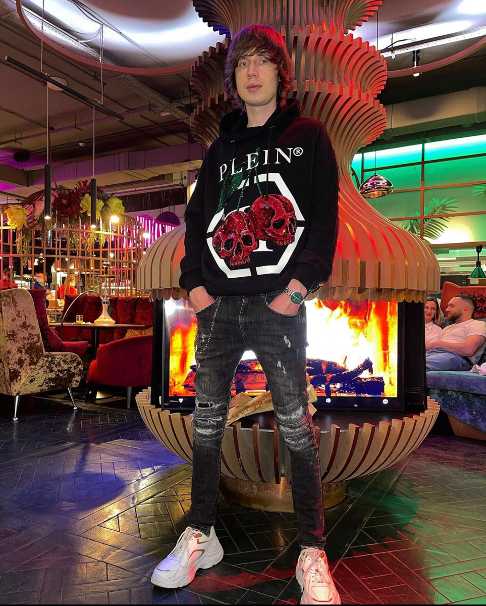 На днях двое артистов лейбла Black Star – победитель шоу «Песни на ТНТ», один из самых техничных рэперов России Slava Slame и его коллега Derouse_x – побывали во Владимире, где сняли сниппет на фоне граффити с Сергеем Бодровым.