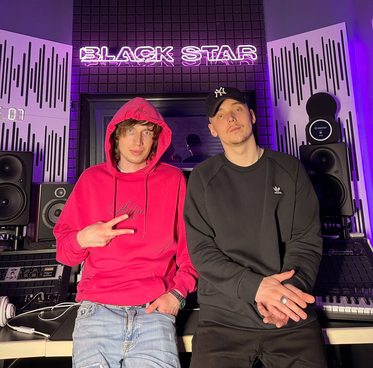 На днях двое артистов лейбла Black Star – победитель шоу «Песни на ТНТ», один из самых техничных рэперов России Slava Slame и его коллега Derouse_x – побывали во Владимире, где сняли сниппет на фоне граффити с Сергеем Бодровым.