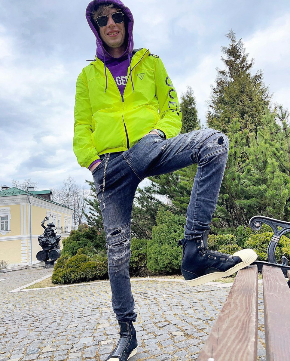 На днях двое артистов лейбла Black Star – победитель шоу «Песни на ТНТ», один из самых техничных рэперов России Slava Slame и его коллега Derouse_x – побывали во Владимире, где сняли сниппет на фоне граффити с Сергеем Бодровым.