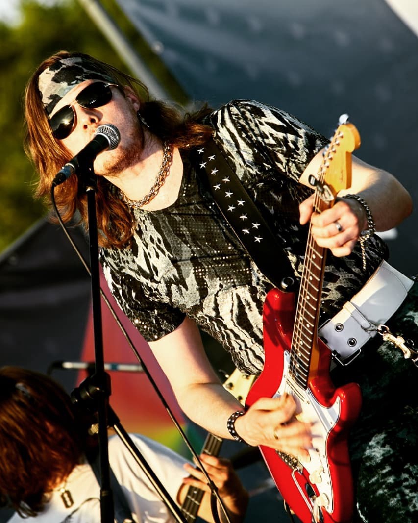 Владимирские скандалисты, любители лосин и кожи с цепями, глэм-рокеры Bosphorus Night вновь готовятся поразить нас в самое сердечко. На сей раз полноформатным альбомом. О том, что происходило все это время в стане наших любимцев, мы беседуем с лидером группы Henry Craxx.