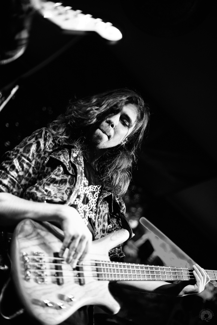 Владимирские скандалисты, любители лосин и кожи с цепями, глэм-рокеры Bosphorus Night вновь готовятся поразить нас в самое сердечко. На сей раз полноформатным альбомом. О том, что происходило все это время в стане наших любимцев, мы беседуем с лидером группы Henry Craxx.