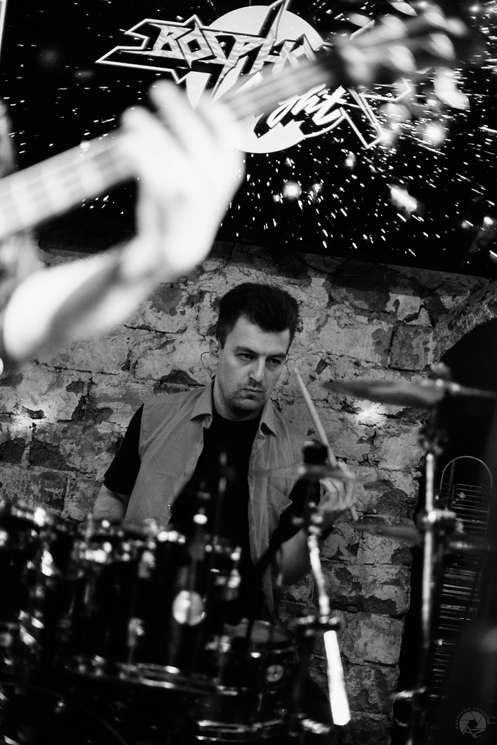 Владимирские скандалисты, любители лосин и кожи с цепями, глэм-рокеры Bosphorus Night вновь готовятся поразить нас в самое сердечко. На сей раз полноформатным альбомом. О том, что происходило все это время в стане наших любимцев, мы беседуем с лидером группы Henry Craxx.