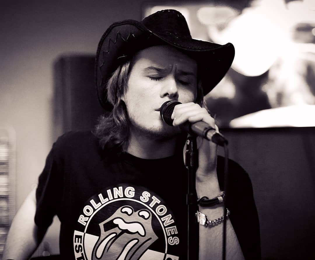 Владимирские скандалисты, любители лосин и кожи с цепями, глэм-рокеры Bosphorus Night вновь готовятся поразить нас в самое сердечко. На сей раз полноформатным альбомом. О том, что происходило все это время в стане наших любимцев, мы беседуем с лидером группы Henry Craxx.