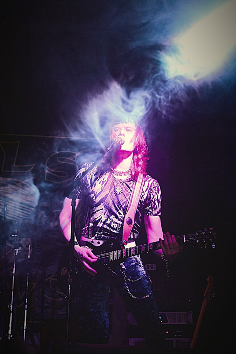 Владимирские скандалисты, любители лосин и кожи с цепями, глэм-рокеры Bosphorus Night вновь готовятся поразить нас в самое сердечко. На сей раз полноформатным альбомом. О том, что происходило все это время в стане наших любимцев, мы беседуем с лидером группы Henry Craxx.