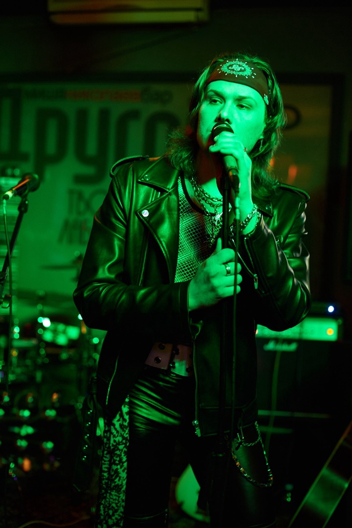 Владимирские скандалисты, любители лосин и кожи с цепями, глэм-рокеры Bosphorus Night вновь готовятся поразить нас в самое сердечко. На сей раз полноформатным альбомом. О том, что происходило все это время в стане наших любимцев, мы беседуем с лидером группы Henry Craxx.