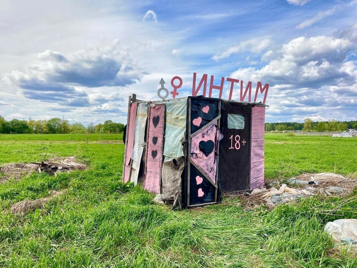 Каких только чудес не найдешь на просторах нашей малой родины. Тут тебе и секс-шоп в чистом поле, и «автопортрет» Дали на гаражных воротах, и развалы брошенных ванн и автобусов. Так что, присаживайтесь поудобнее и смотрите, что интересного не так давно обнаружили жители 33-го региона.