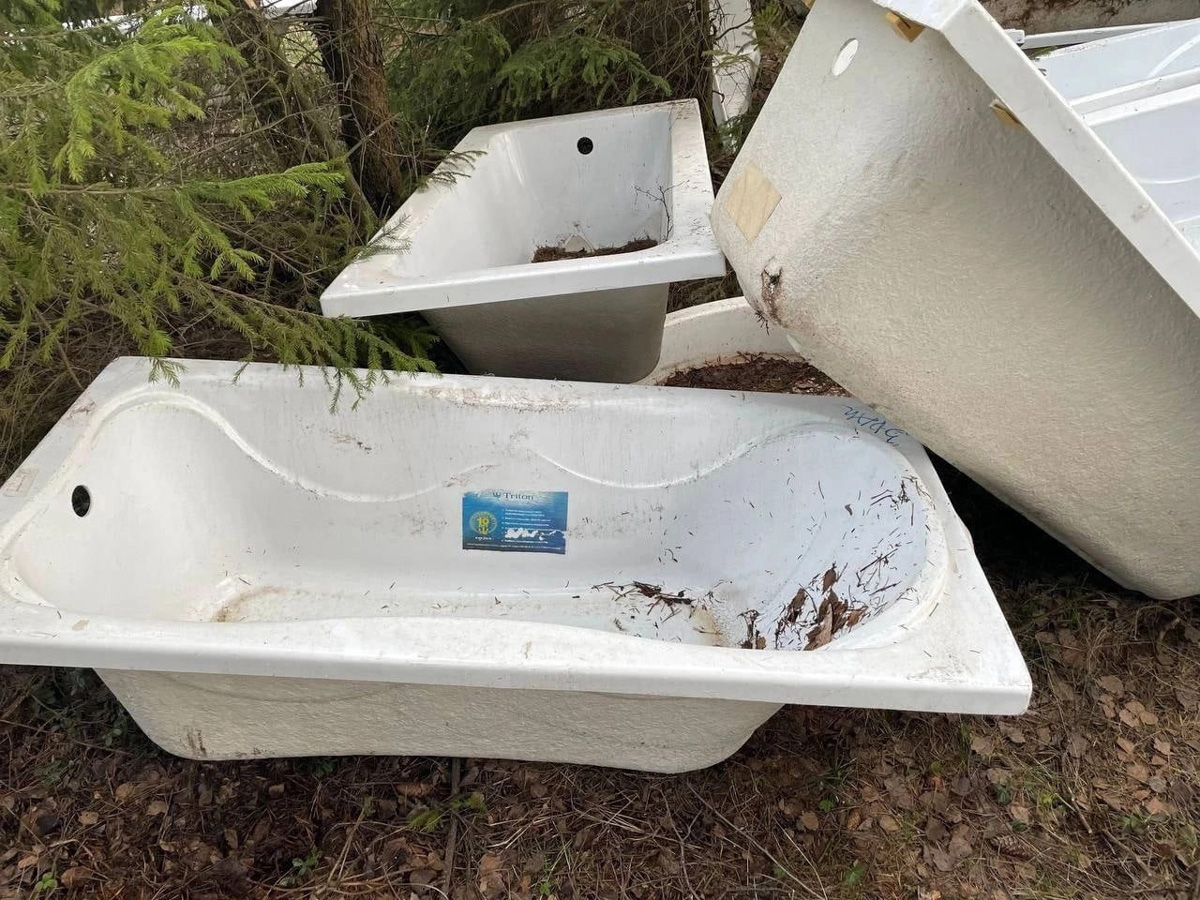 Каких только чудес не найдешь на просторах нашей малой родины. Тут тебе и секс-шоп в чистом поле, и «автопортрет» Дали на гаражных воротах, и развалы брошенных ванн и автобусов. Так что, присаживайтесь поудобнее и смотрите, что интересного не так давно обнаружили жители 33-го региона.