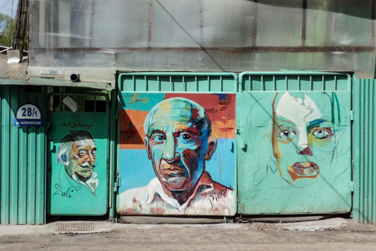 Каких только чудес не найдешь на просторах нашей малой родины. Тут тебе и секс-шоп в чистом поле, и «автопортрет» Дали на гаражных воротах, и развалы брошенных ванн и автобусов. Так что, присаживайтесь поудобнее и смотрите, что интересного не так давно обнаружили жители 33-го региона.