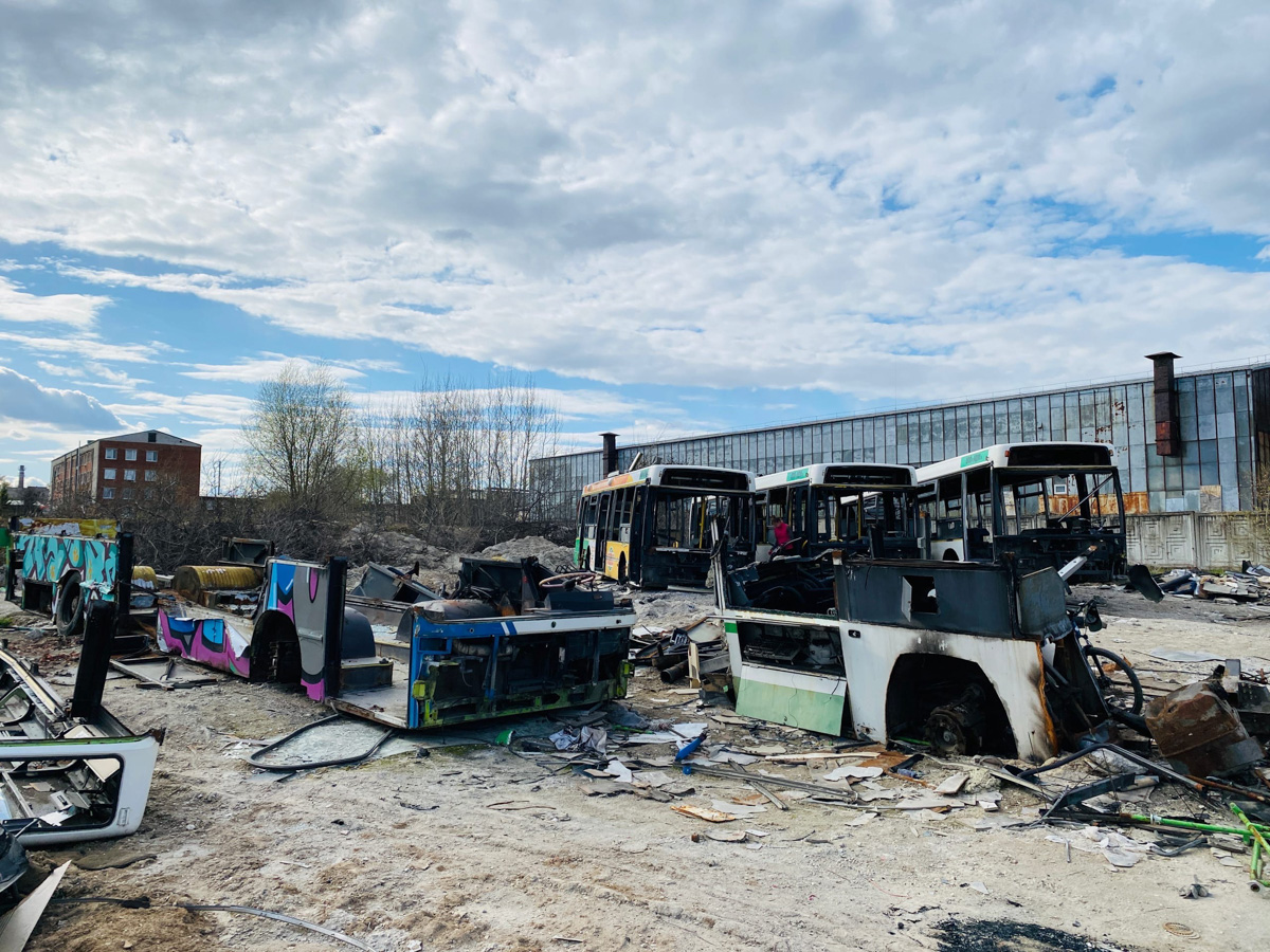 Каких только чудес не найдешь на просторах нашей малой родины. Тут тебе и секс-шоп в чистом поле, и «автопортрет» Дали на гаражных воротах, и развалы брошенных ванн и автобусов. Так что, присаживайтесь поудобнее и смотрите, что интересного не так давно обнаружили жители 33-го региона.