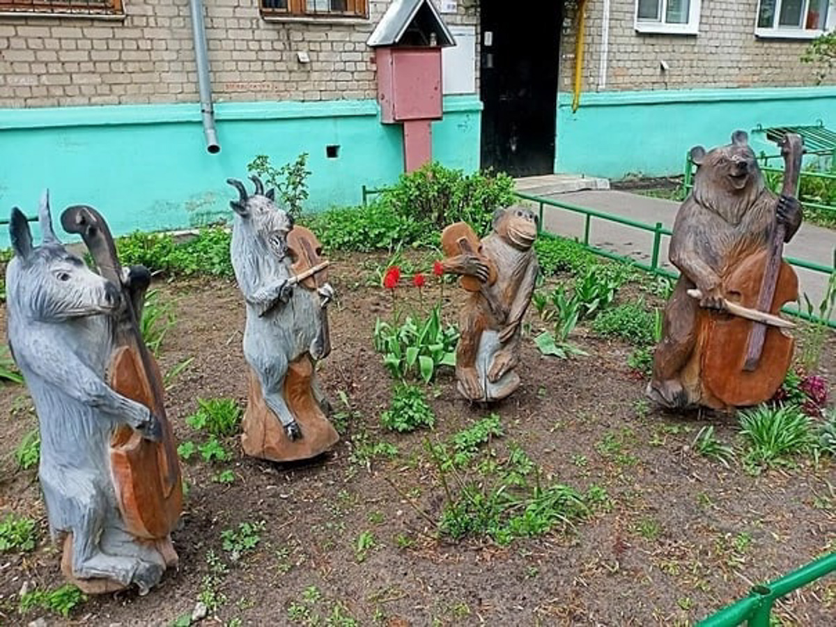 Каких только чудес не найдешь на просторах нашей малой родины. Тут тебе и секс-шоп в чистом поле, и «автопортрет» Дали на гаражных воротах, и развалы брошенных ванн и автобусов. Так что, присаживайтесь поудобнее и смотрите, что интересного не так давно обнаружили жители 33-го региона.