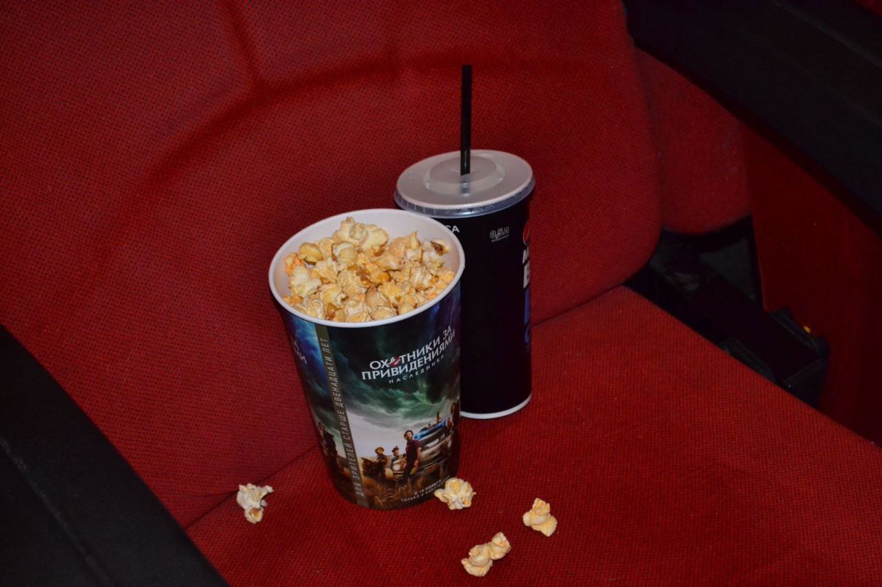 Финансовые трудности после ковида, попавшие под санкции фильмы, продаваемое на «Авито» здание кинотеатра. «РусьКино» справится с кризисной ситуацией или закроет двери навсегда?