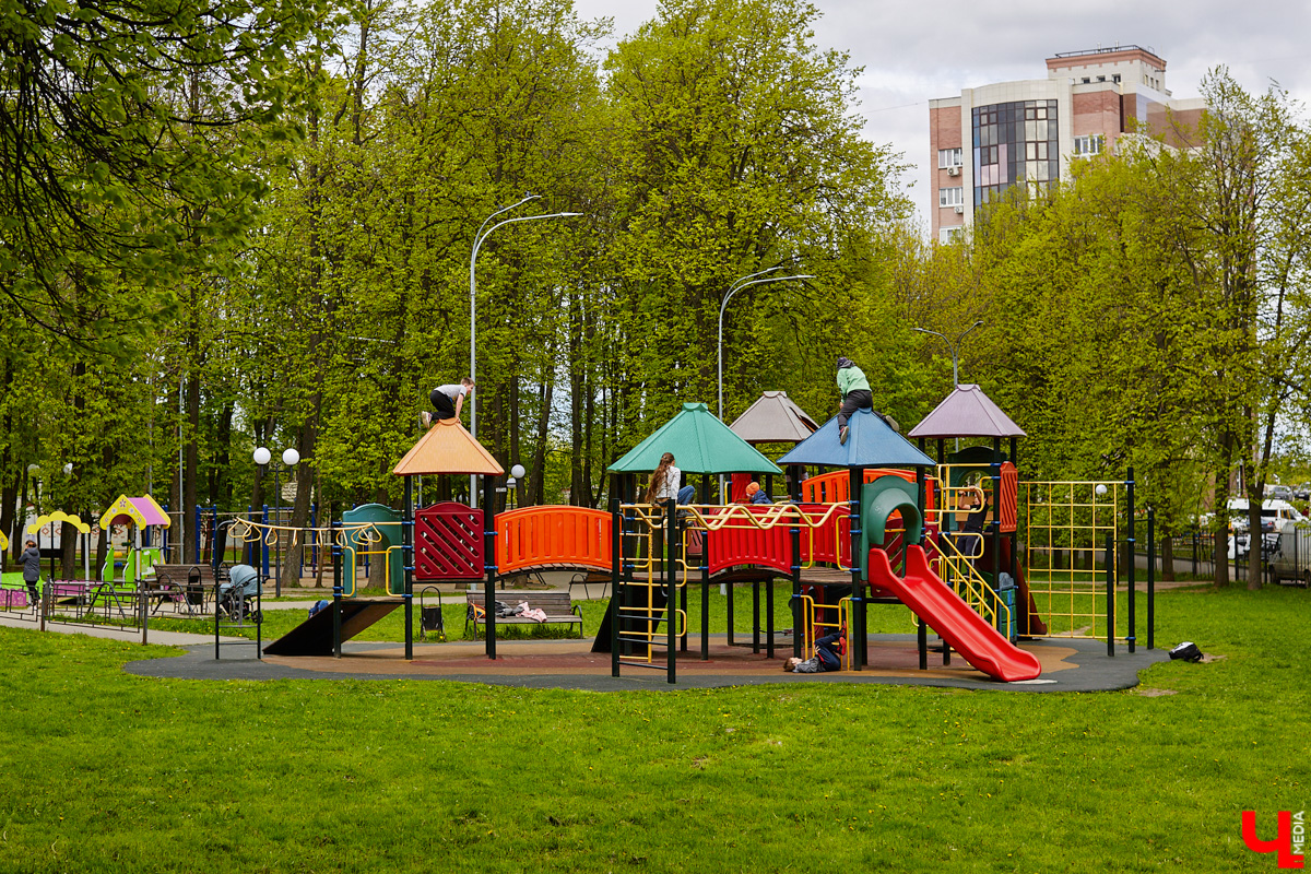 За последние пять лет во Владимире открылось немало детских площадок. Конечно, детям везде хорошо, но, надо признать, у всех специализированных локаций есть свои достоинства и недостатки. Вот об этом предлагаем поговорить поподробнее в нашем сегодняшнем обзоре.