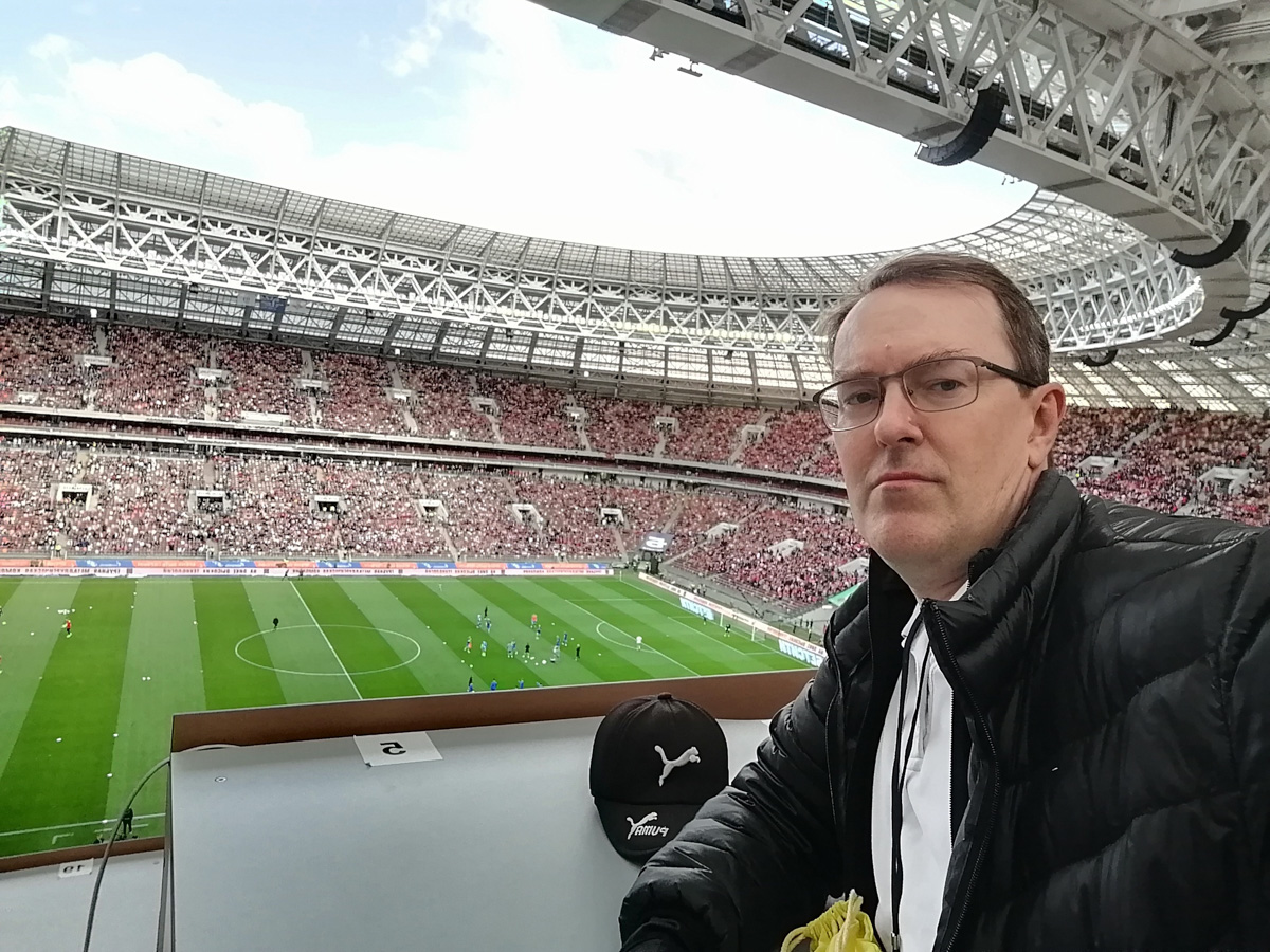 Сколько фанаты «Спартака» готовы заплатить за шампанское из победной раздевалки команды? Много. Но оно не продается. Бутылку на память забрал себе пресс-атташе футбольного клуба «Торпедо-Владимир». Кто еще из владимирских фанатов красно-белых смог побывать на финале Кубка России и что они говорят об этой поездке?