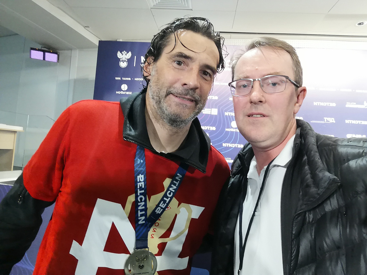 Сколько фанаты «Спартака» готовы заплатить за шампанское из победной раздевалки команды? Много. Но оно не продается. Бутылку на память забрал себе пресс-атташе футбольного клуба «Торпедо-Владимир». Кто еще из владимирских фанатов красно-белых смог побывать на финале Кубка России и что они говорят об этой поездке?