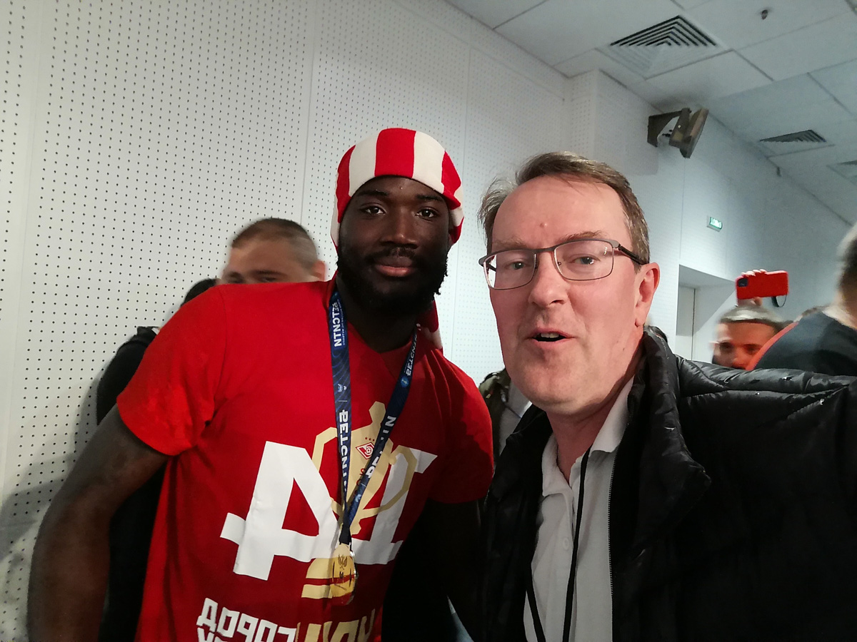 Сколько фанаты «Спартака» готовы заплатить за шампанское из победной раздевалки команды? Много. Но оно не продается. Бутылку на память забрал себе пресс-атташе футбольного клуба «Торпедо-Владимир». Кто еще из владимирских фанатов красно-белых смог побывать на финале Кубка России и что они говорят об этой поездке?