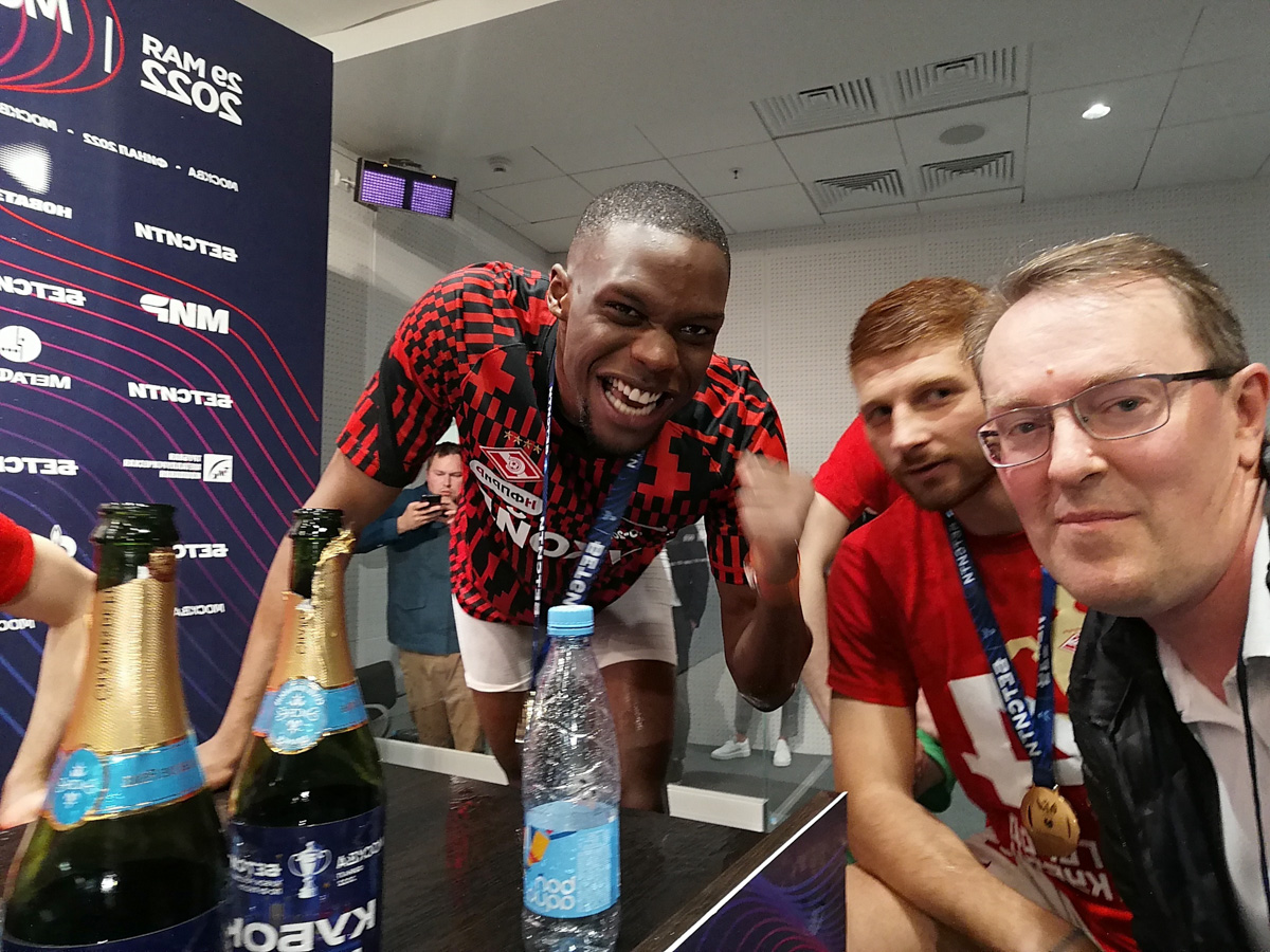 Сколько фанаты «Спартака» готовы заплатить за шампанское из победной раздевалки команды? Много. Но оно не продается. Бутылку на память забрал себе пресс-атташе футбольного клуба «Торпедо-Владимир». Кто еще из владимирских фанатов красно-белых смог побывать на финале Кубка России и что они говорят об этой поездке?