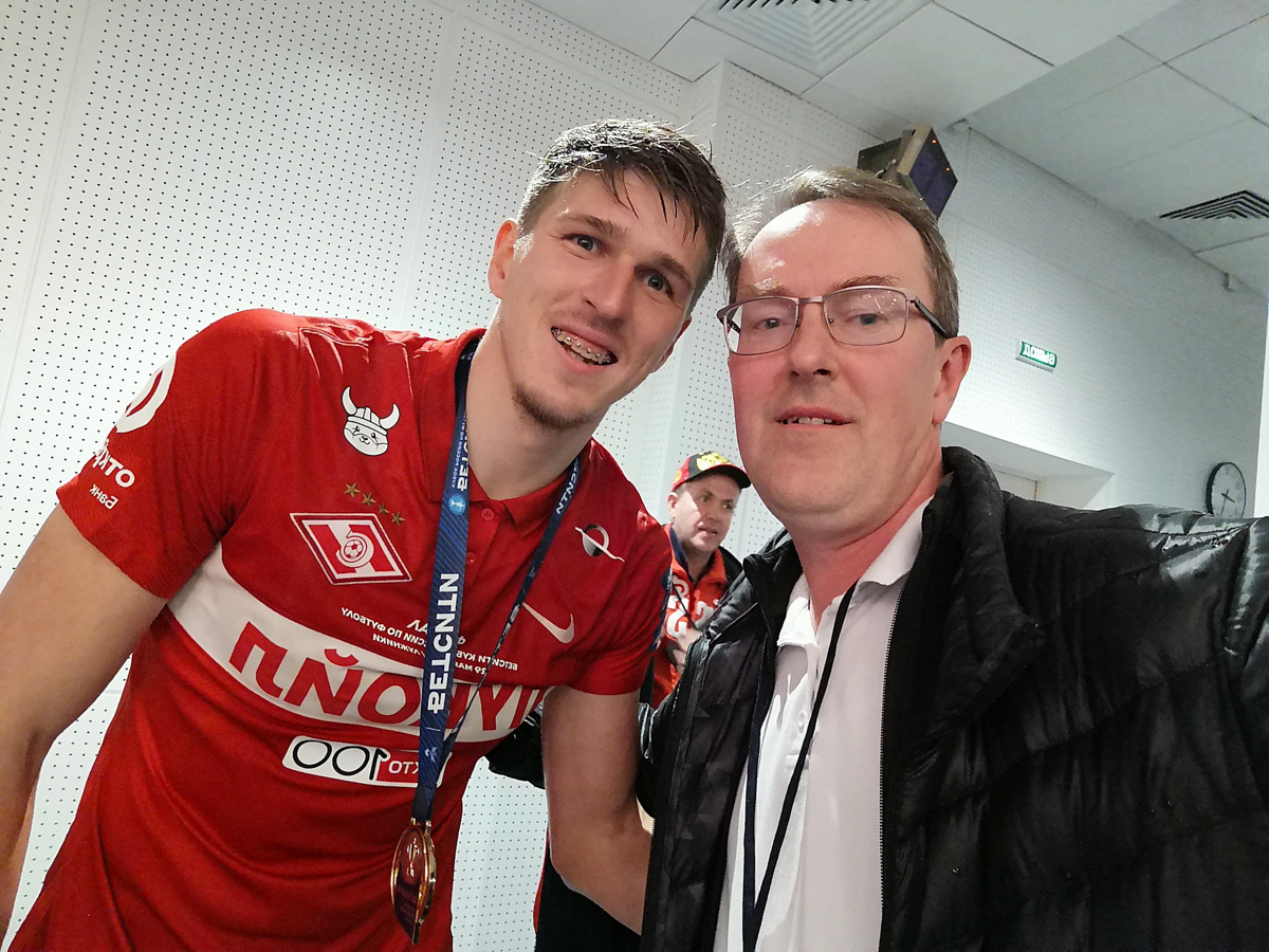 Сколько фанаты «Спартака» готовы заплатить за шампанское из победной раздевалки команды? Много. Но оно не продается. Бутылку на память забрал себе пресс-атташе футбольного клуба «Торпедо-Владимир». Кто еще из владимирских фанатов красно-белых смог побывать на финале Кубка России и что они говорят об этой поездке?