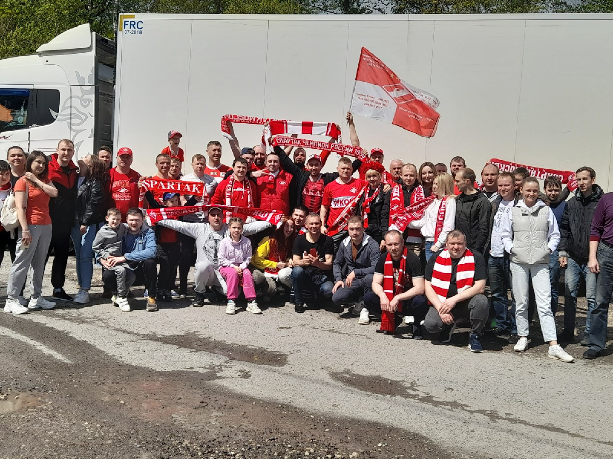 Сколько фанаты «Спартака» готовы заплатить за шампанское из победной раздевалки команды? Много. Но оно не продается. Бутылку на память забрал себе пресс-атташе футбольного клуба «Торпедо-Владимир». Кто еще из владимирских фанатов красно-белых смог побывать на финале Кубка России и что они говорят об этой поездке?