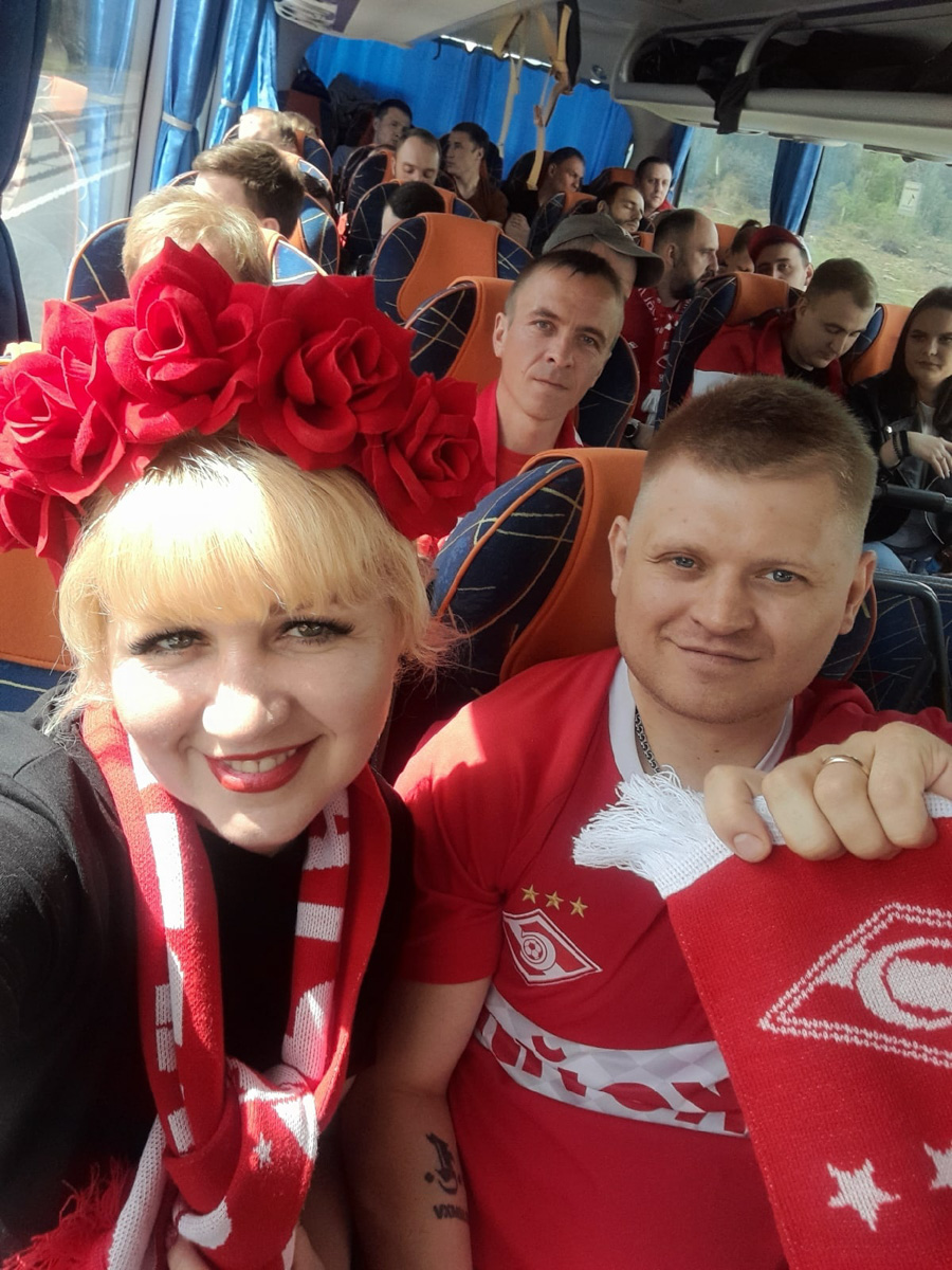 Сколько фанаты «Спартака» готовы заплатить за шампанское из победной раздевалки команды? Много. Но оно не продается. Бутылку на память забрал себе пресс-атташе футбольного клуба «Торпедо-Владимир». Кто еще из владимирских фанатов красно-белых смог побывать на финале Кубка России и что они говорят об этой поездке?