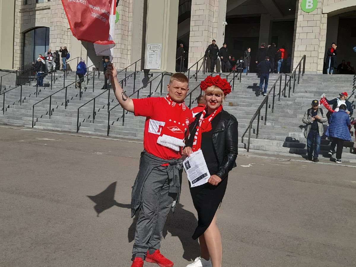 Сколько фанаты «Спартака» готовы заплатить за шампанское из победной раздевалки команды? Много. Но оно не продается. Бутылку на память забрал себе пресс-атташе футбольного клуба «Торпедо-Владимир». Кто еще из владимирских фанатов красно-белых смог побывать на финале Кубка России и что они говорят об этой поездке?