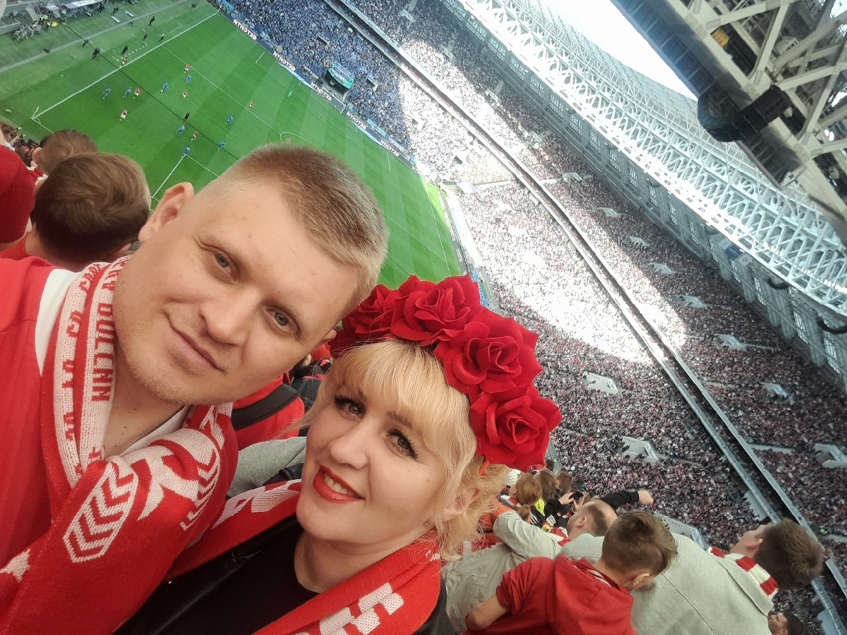 Сколько фанаты «Спартака» готовы заплатить за шампанское из победной раздевалки команды? Много. Но оно не продается. Бутылку на память забрал себе пресс-атташе футбольного клуба «Торпедо-Владимир». Кто еще из владимирских фанатов красно-белых смог побывать на финале Кубка России и что они говорят об этой поездке?