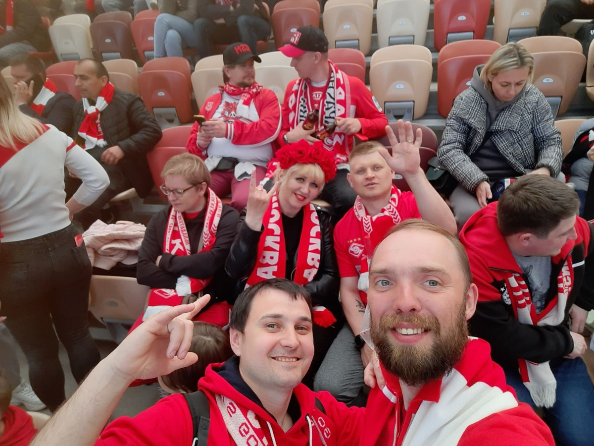 Сколько фанаты «Спартака» готовы заплатить за шампанское из победной раздевалки команды? Много. Но оно не продается. Бутылку на память забрал себе пресс-атташе футбольного клуба «Торпедо-Владимир». Кто еще из владимирских фанатов красно-белых смог побывать на финале Кубка России и что они говорят об этой поездке?