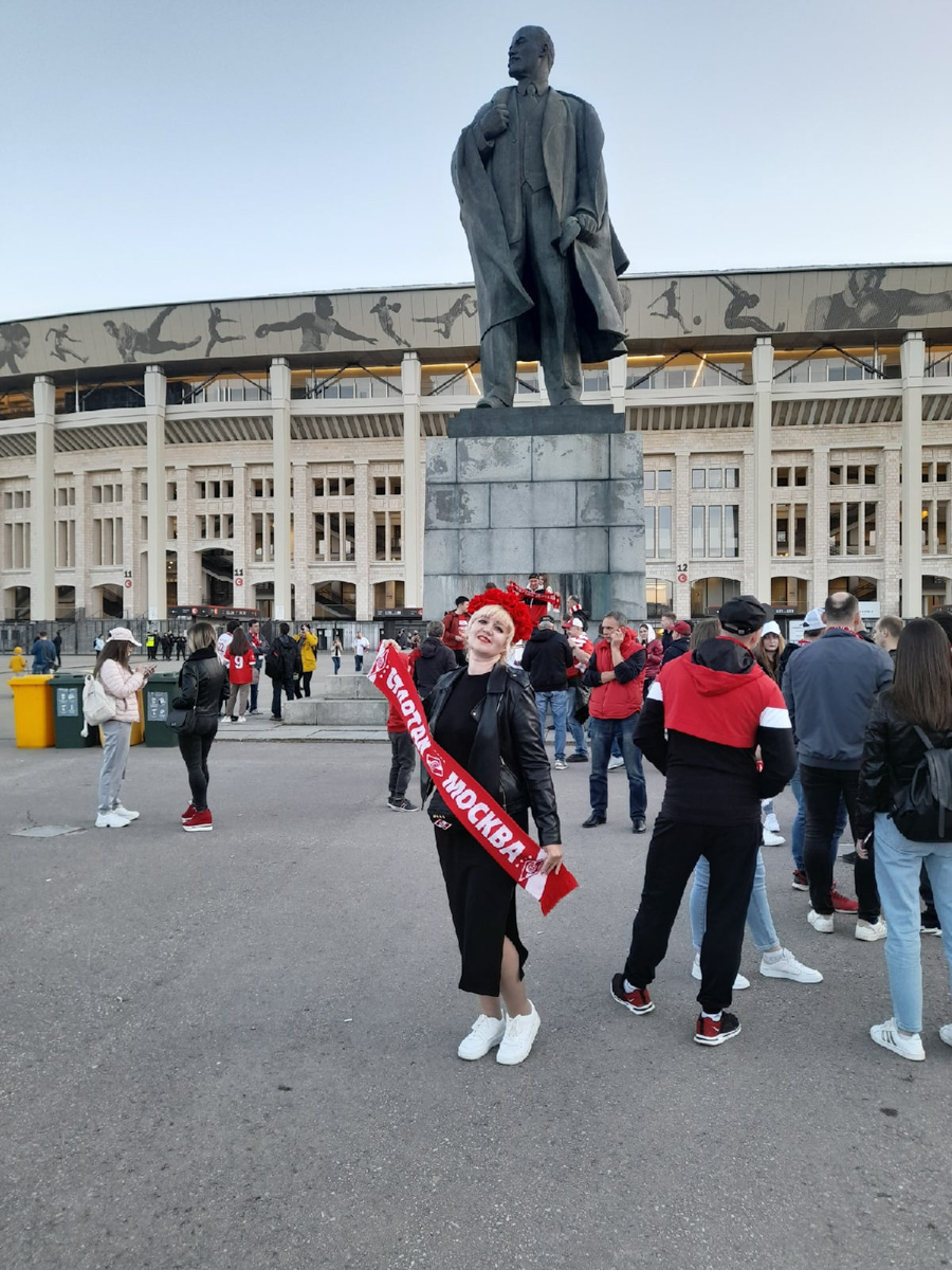 Сколько фанаты «Спартака» готовы заплатить за шампанское из победной раздевалки команды? Много. Но оно не продается. Бутылку на память забрал себе пресс-атташе футбольного клуба «Торпедо-Владимир». Кто еще из владимирских фанатов красно-белых смог побывать на финале Кубка России и что они говорят об этой поездке?