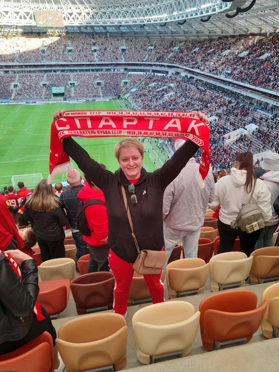 Сколько фанаты «Спартака» готовы заплатить за шампанское из победной раздевалки команды? Много. Но оно не продается. Бутылку на память забрал себе пресс-атташе футбольного клуба «Торпедо-Владимир». Кто еще из владимирских фанатов красно-белых смог побывать на финале Кубка России и что они говорят об этой поездке?