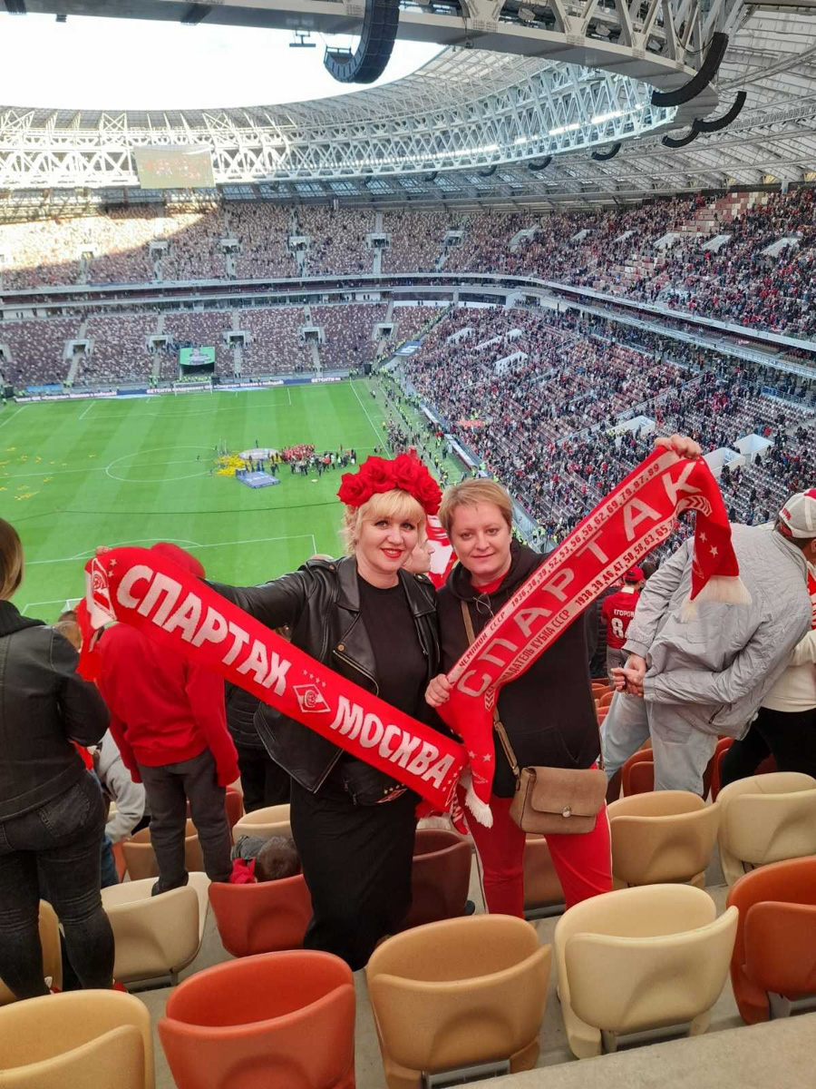 Сколько фанаты «Спартака» готовы заплатить за шампанское из победной раздевалки команды? Много. Но оно не продается. Бутылку на память забрал себе пресс-атташе футбольного клуба «Торпедо-Владимир». Кто еще из владимирских фанатов красно-белых смог побывать на финале Кубка России и что они говорят об этой поездке?
