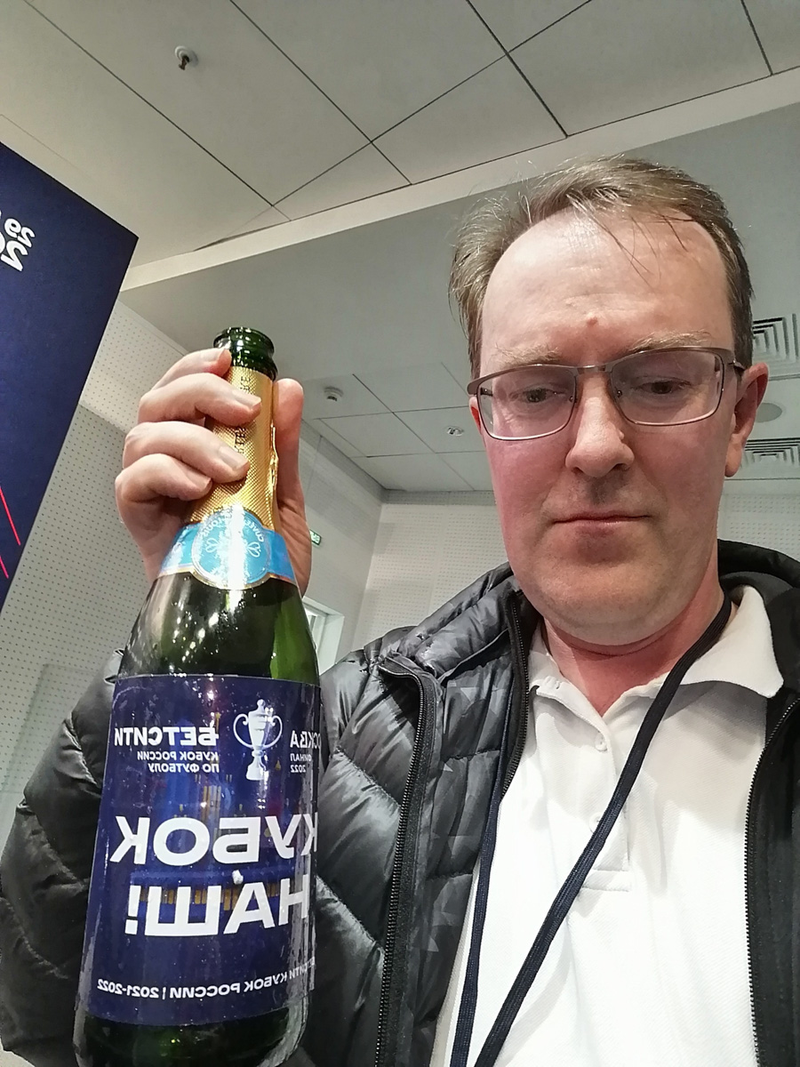 Сколько фанаты «Спартака» готовы заплатить за шампанское из победной раздевалки команды? Много. Но оно не продается. Бутылку на память забрал себе пресс-атташе футбольного клуба «Торпедо-Владимир». Кто еще из владимирских фанатов красно-белых смог побывать на финале Кубка России и что они говорят об этой поездке?