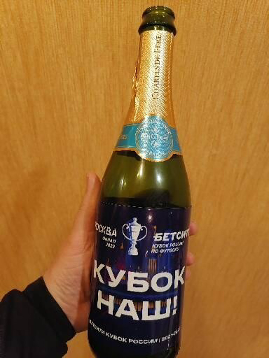 Сколько фанаты «Спартака» готовы заплатить за шампанское из победной раздевалки команды? Много. Но оно не продается. Бутылку на память забрал себе пресс-атташе футбольного клуба «Торпедо-Владимир». Кто еще из владимирских фанатов красно-белых смог побывать на финале Кубка России и что они говорят об этой поездке?