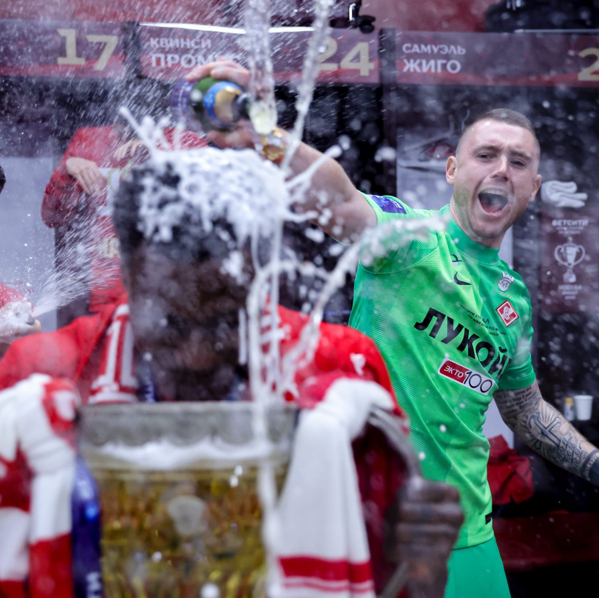 Сколько фанаты «Спартака» готовы заплатить за шампанское из победной раздевалки команды? Много. Но оно не продается. Бутылку на память забрал себе пресс-атташе футбольного клуба «Торпедо-Владимир». Кто еще из владимирских фанатов красно-белых смог побывать на финале Кубка России и что они говорят об этой поездке?